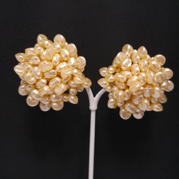 Vintage Freshwater Pearl Cluster Clip Earrings, Mid-century 1950s, 1 3/4 Inches - Picture 5 of 8